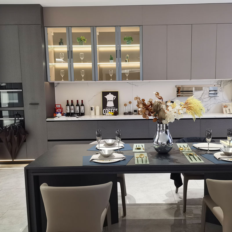 சாப்பாட்டு அறை இடம் துருப்பிடித்த தொழில்துறை அலமாரிகள்